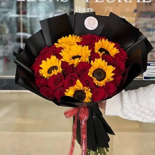 BUCHON 25 RED ROSES WITH SUNFLOWERS